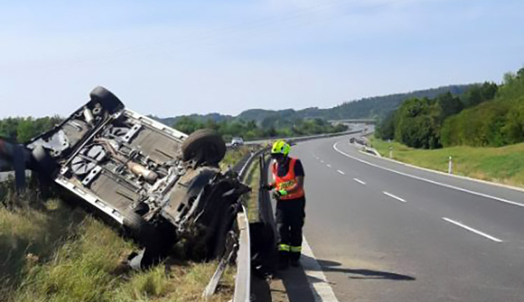 Provoz na D35 na Přerovsku zastavila ve směru na Olomouc nehoda. Auto se převrátilo na střechu