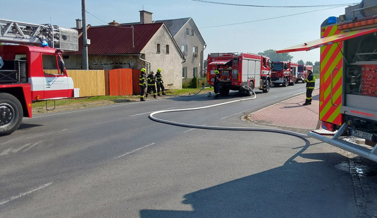 Na Uničovsku plameny pohltily přízemí domu a popálily muže. Policie pracuje i s verzí úmyslného činu