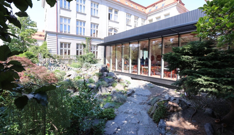 Plzeňské Mikulášské gymnázium má na zahradě novou jídelnu za 30 milionů korun.