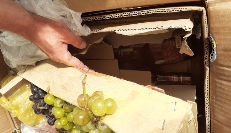 Alkoholické nápoje a cigarety bez dokladu. Celníci hlásí z dálnice D5 zvýšené množství takových případů.