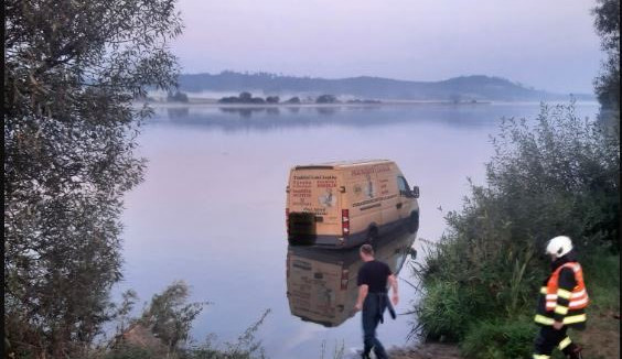 Kvůli zdravotním komplikacím ztratila žena kontrolu nad vozidlem a sjela do rybníka. Oživit se ji již nepodařilo