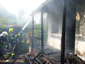 Hasiči likvidovali požár v chatové oblasti. Plameny způsobily škodu za 1,2 milionu, chatař utrpěl zranění