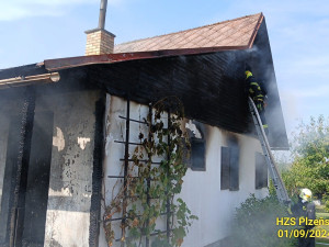 Hasiči likvidovali požár v chatové oblasti. Plameny způsobily škodu za 1,2 milionu korun