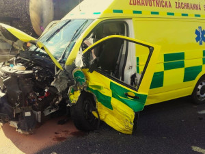 Třiaosmdesátiletý řidič zkřížil cestu sanitce, spěchala s houkačkou a zapnutými majáky