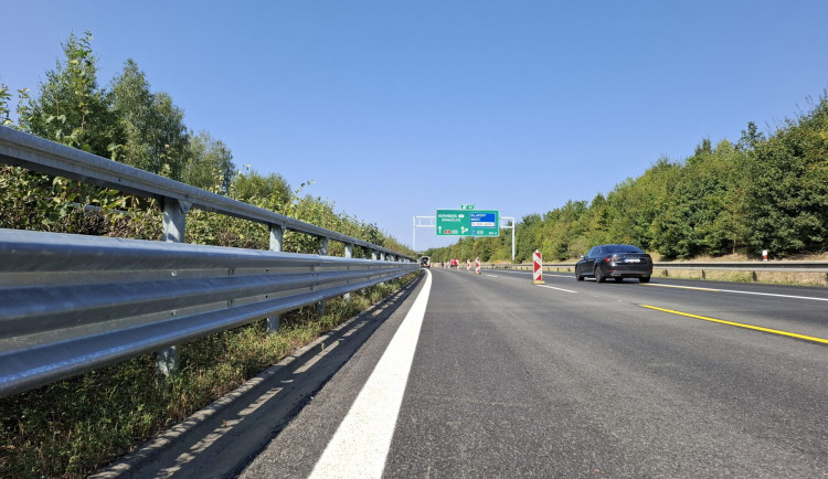 Na osmi kilometrech dálničního obchvatu Plzně skončily stavební práce. Od května komplikovaly dopravu