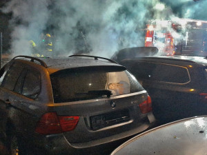 Šest luxusních vozů lehlo popelem, útok na autobazar má nejspíš na svědomí žhář