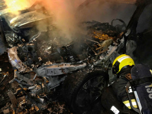 Šest luxusních vozů lehlo popelem, útok na autobazar má nejspíš na svědomí žhář