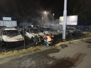 Šest luxusních vozů lehlo popelem, útok na autobazar má nejspíš na svědomí žhář