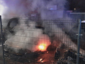 Šest luxusních vozů lehlo popelem, útok na autobazar má nejspíš na svědomí žhář