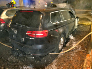 Šest luxusních vozů lehlo popelem, útok na autobazar má nejspíš na svědomí žhář