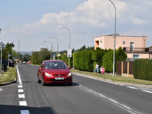 Řidičům už slouží opravený průtah Radčicemi, silnici dříve poškodila stavba nedalekého obchvatu