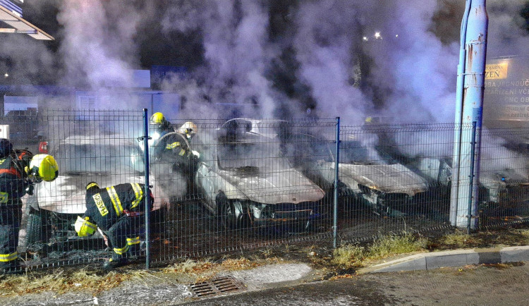 Šest luxusních vozů lehlo popelem, útok na autobazar má na svědomí žhář