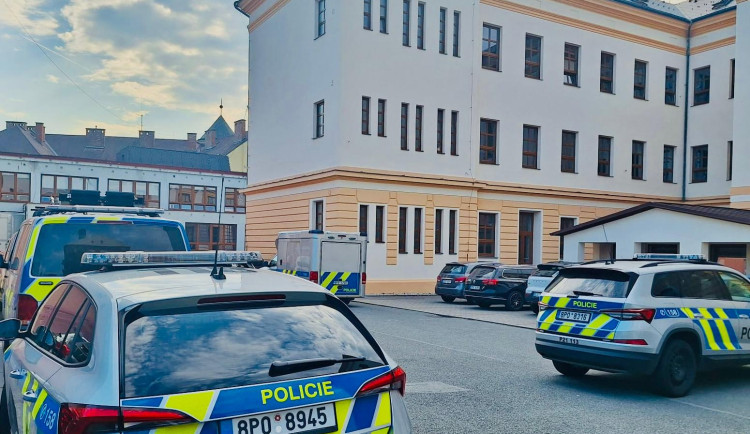 Žákyně, která nožem napadla své dva spolužáky, je podezřelá z pokusu o vraždu. Momentálně je na psychiatrii