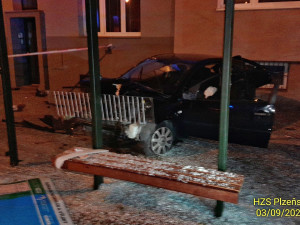 Osobák nejdříve narazil do stromu a pak vletěl do prosklené zastávky MHD, kterou zdemoloval