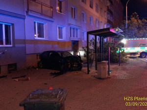 Osobák nejdříve narazil do stromu a pak vletěl do prosklené zastávky MHD, kterou zdemoloval