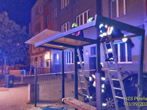 Osobák nejdříve narazil do stromu a pak vletěl do prosklené zastávky MHD, kterou zdemoloval