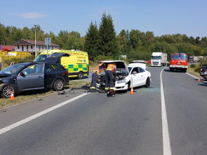 Pět osob utrpělo zranění při střetu dvou osobních automobilů a dvou motocyklů. Viníkem je řidič vozu Audi