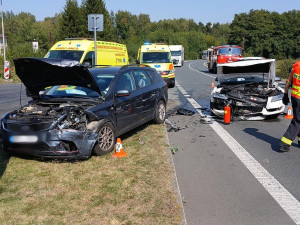 Pět osob utrpělo zranění při střetu dvou osobních automobilů a dvou motocyklů nedaleko od hranice se SRN