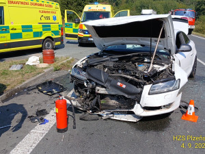 Pět osob utrpělo zranění při střetu dvou osobních automobilů a dvou motocyklů nedaleko od hranice se SRN