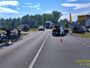 Pět osob utrpělo zranění při střetu dvou osobních automobilů a dvou motocyklů nedaleko od hranice se SRN
