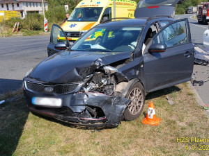 Pět osob utrpělo zranění při střetu dvou osobních automobilů a dvou motocyklů nedaleko od hranice se SRN