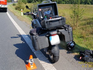 Pět osob utrpělo zranění při střetu dvou osobních automobilů a dvou motocyklů nedaleko od hranice se SRN