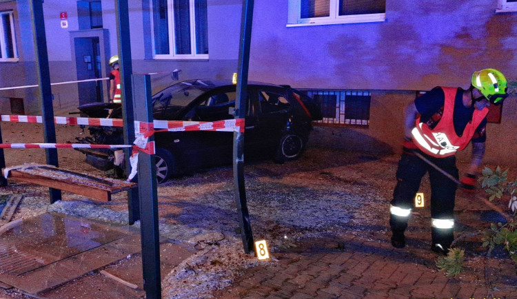 Osobák nejdříve narazil do stromu a pak vletěl do prosklené zastávky MHD, kterou zdemoloval