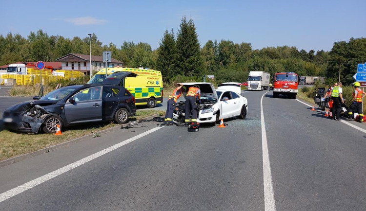 Pět osob utrpělo zranění při střetu dvou osobních automobilů a dvou motocyklů nedaleko od hranice se SRN