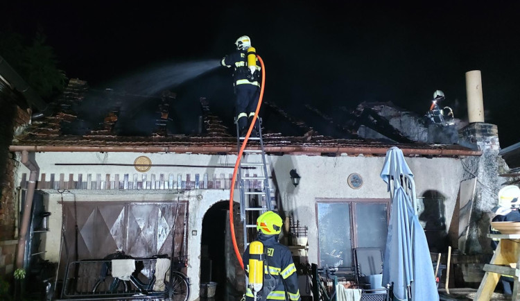 Na Břeclavsku v noci hořela přístavba rodinného domu. Při požáru se nikdo nezranil