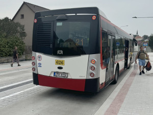 Nové chodníky i osvětlený přechod, další zastávky MHD jsou o něco bezpečnější