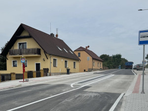 Nové chodníky i osvětlený přechod, další zastávky MHD jsou o něco bezpečnější