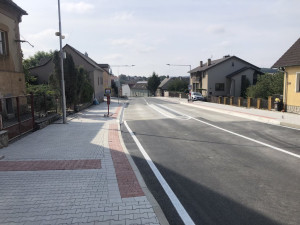 Nové chodníky i osvětlený přechod, další zastávky MHD jsou o něco bezpečnější