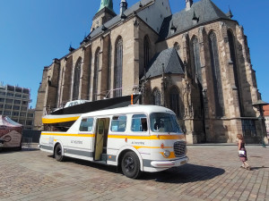 Parta nadšenců dala znovu dohromady unikátní autobus RTO i loď, kterou uveze na upravené karoserii