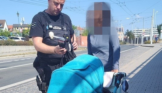 Namol opilá matka se motala u kočárku s dítětem, pak ječela na strážníky