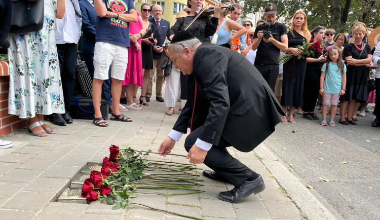 VIDEO: V Brně položili kameny zmizelých. Připomínají obyvatele tří slavných brněnských vil