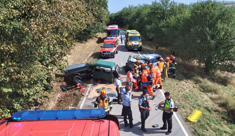 Na Blanensku se srazilo auto s multikárou. Řidič osobáku nepřežil