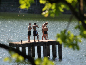 V Plzeňském kraji místy přetrvává horší kvalita vody na koupání ve venkovních koupalištích