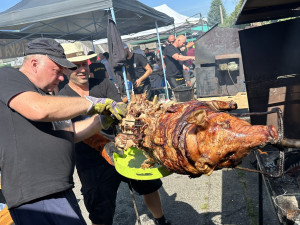 Obrovské davy návštěvníků vzaly útokem Mistrovství Šumavy v opékání prasat. A bylo co ochutnávat
