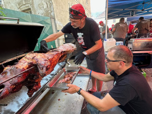 Obrovské davy návštěvníků vzaly útokem Mistrovství Šumavy v opékání prasat. A bylo co ochutnávat