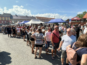 Obrovské davy návštěvníků vzaly útokem Mistrovství Šumavy v opékání prasat. A bylo co ochutnávat