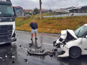 Střet osobáku s kamionem, další auta převrácená a jedno naražené na strom. Hasiči na mokru jezdili od nehody k nehodě