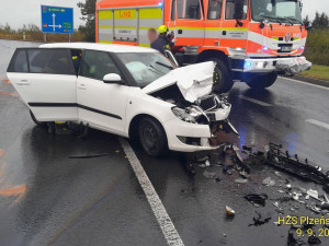 Nehoda poblíž Rozvadova, kde se srazil osobák s kamionem