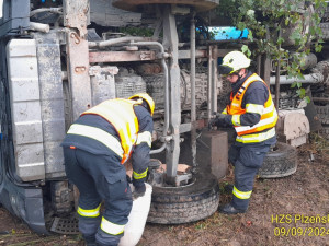 Převrácený nákladní automobil u Robčic