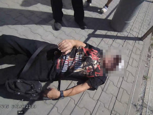 Sedm opilců si vysloužilo odvoz na záchytku, jeden mladík se oháněl pěstmi a skončil v poutech