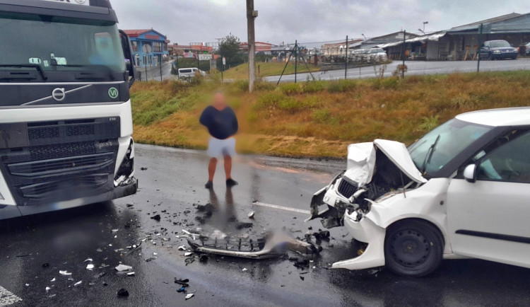 Nehoda poblíž Rozvadova, kde se srazil osobák s kamionem