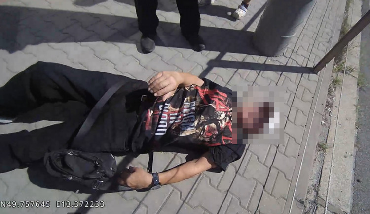 Sedm opilců si vysloužilo odvoz na záchytku, jeden mladík se oháněl pěstmi a skončil v poutech