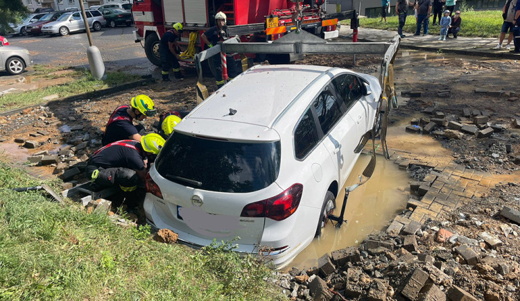 VIDEO: U olomouckého vodojemu prasklo potrubí, havárie se dotkne sídliště i nemocnice