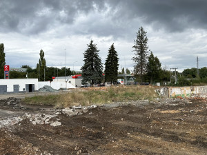 Ostudné Skleněné peklo je už minulostí. Z areálu kolem největší černé stavby zmizely i další objekty