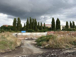 Ostudné Skleněné peklo je už minulostí. Z areálu kolem největší černé stavby zmizely i další objekty