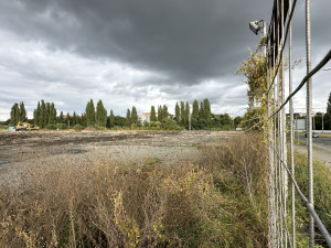 Ostudné Skleněné peklo je už minulostí. Z areálu kolem největší černé stavby zmizely i další objekty
